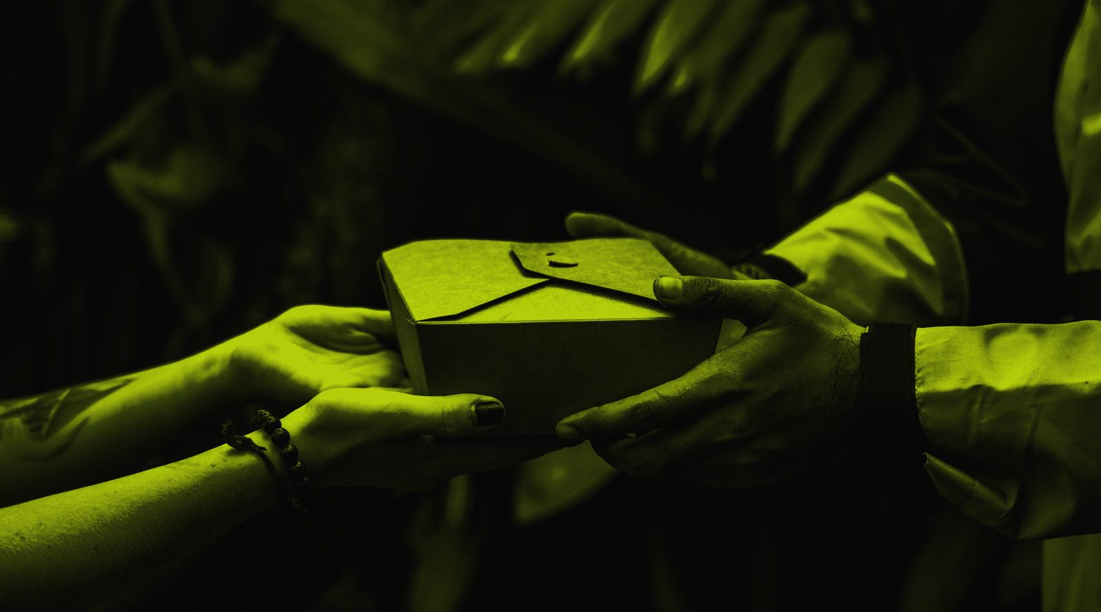 Entregador entregando um pacote em mãos ao cliente